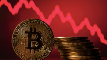 Crypto Market Cap Sinks Under $1 Trillion, Bitcoin At One-Week Low