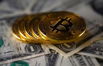 Доллар против биткоина. Может ли первая криптовалюта бросить вызов США?