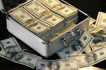 暴亏10亿美元，加密银行与背后大鱼均陷入困境，机构们还敢Web3吗？