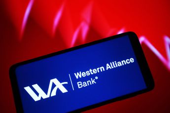 地区银行股周四继续下滑，PacWest 领跌 54%