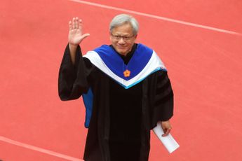 黄仁勋台湾大学毕业典礼致词：遭遇多次失败后，英伟达如何成长为万亿AI巨兽？