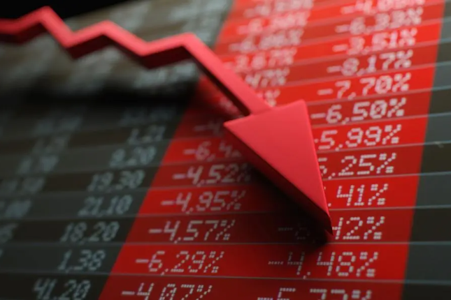 全球股市恐慌性暴跌：美国经济陷衰退隐忧，巴菲特已「半身而退」