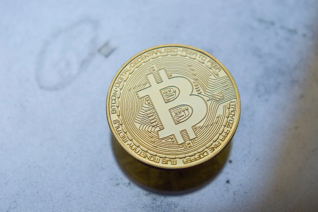 市场混乱期，比特币为何未能复制黄金涨势？