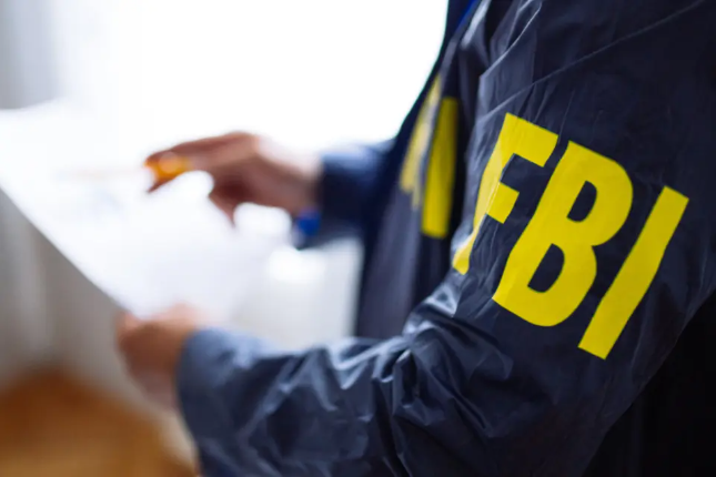 加密暗战：FBI突袭Polymarket创始人后，竞品Kalshi收买KOL影响舆论？