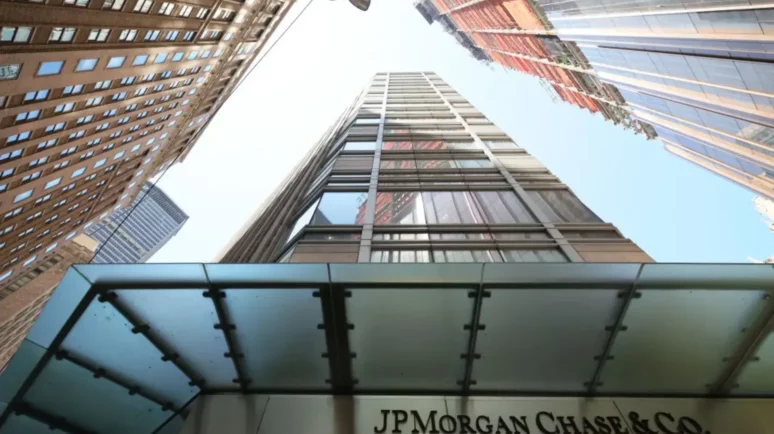 JPMorgan Projects SOL, XRP ETFs To Print Billions—Approval Chances Still Uncertain
