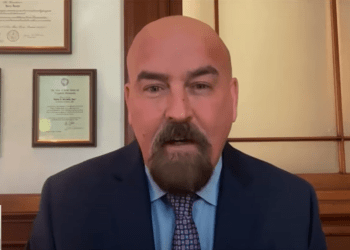 Pro-XRP Lawyer Deaton Reveals How SEC And Competitors United Vs. Ripple