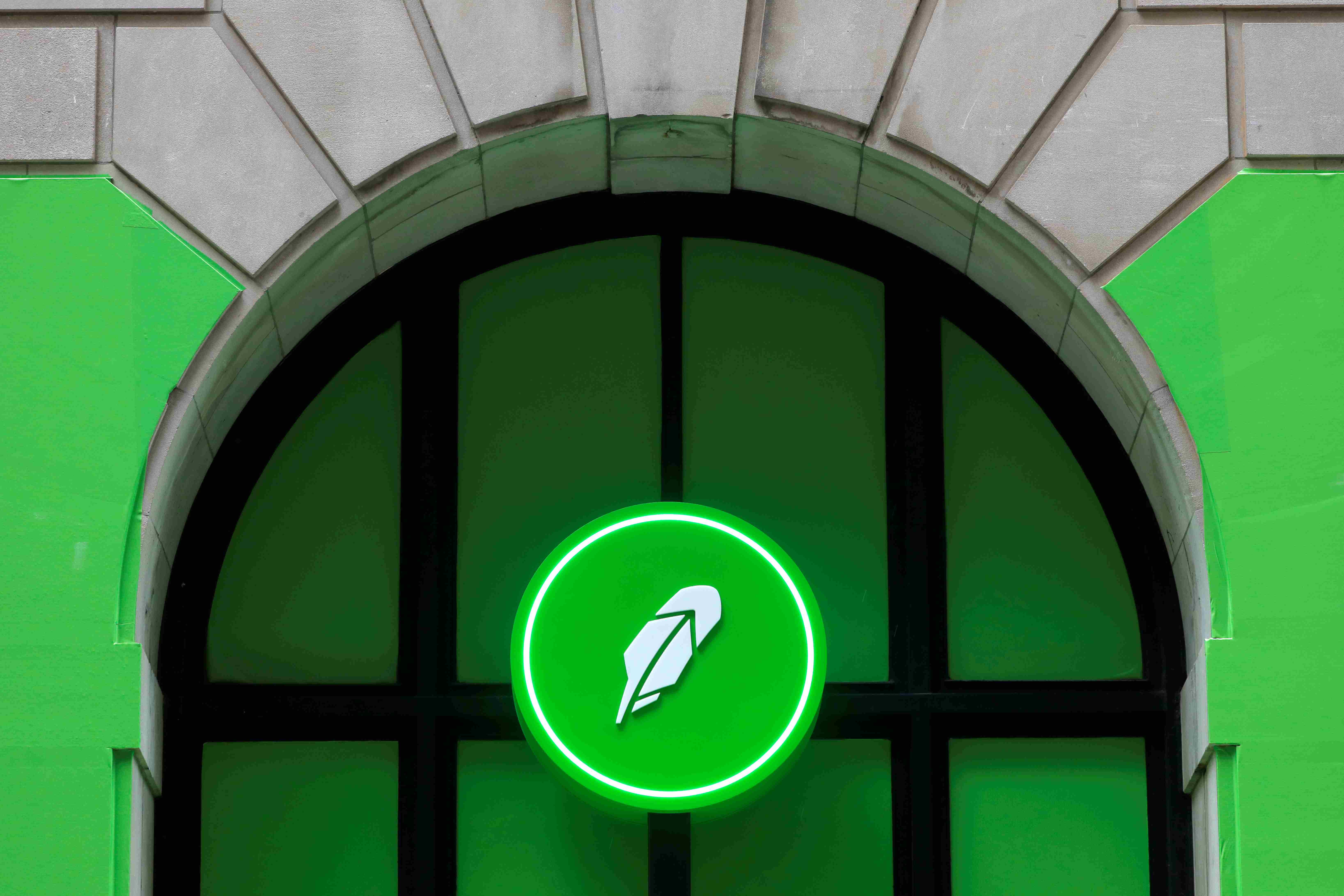 Robinhood 夏日戛纳的高调产品发布会，彻底引爆链上券商竞赛