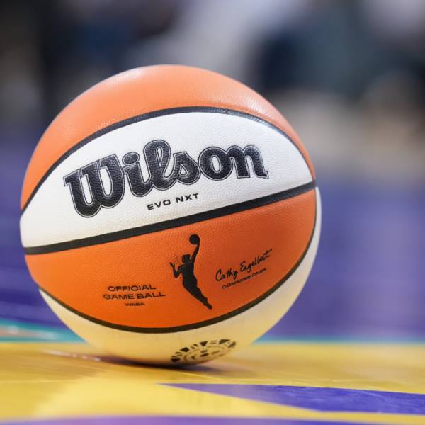 神秘玩具导致 WNBA 比赛 3 次中断,背后竟是 Meme 荒诞阴谋?