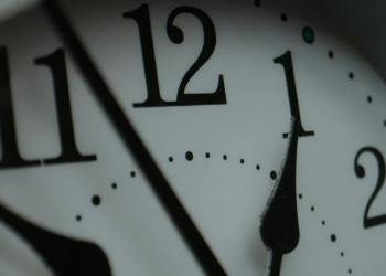 A Ticking Time Bomb? US Senator Compares GENIUS Act To 2008 Financial Crisis