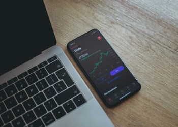 Tesla Sees $657M Outflows As South Korean Retail Investors Favor Crypto-Related Stocks