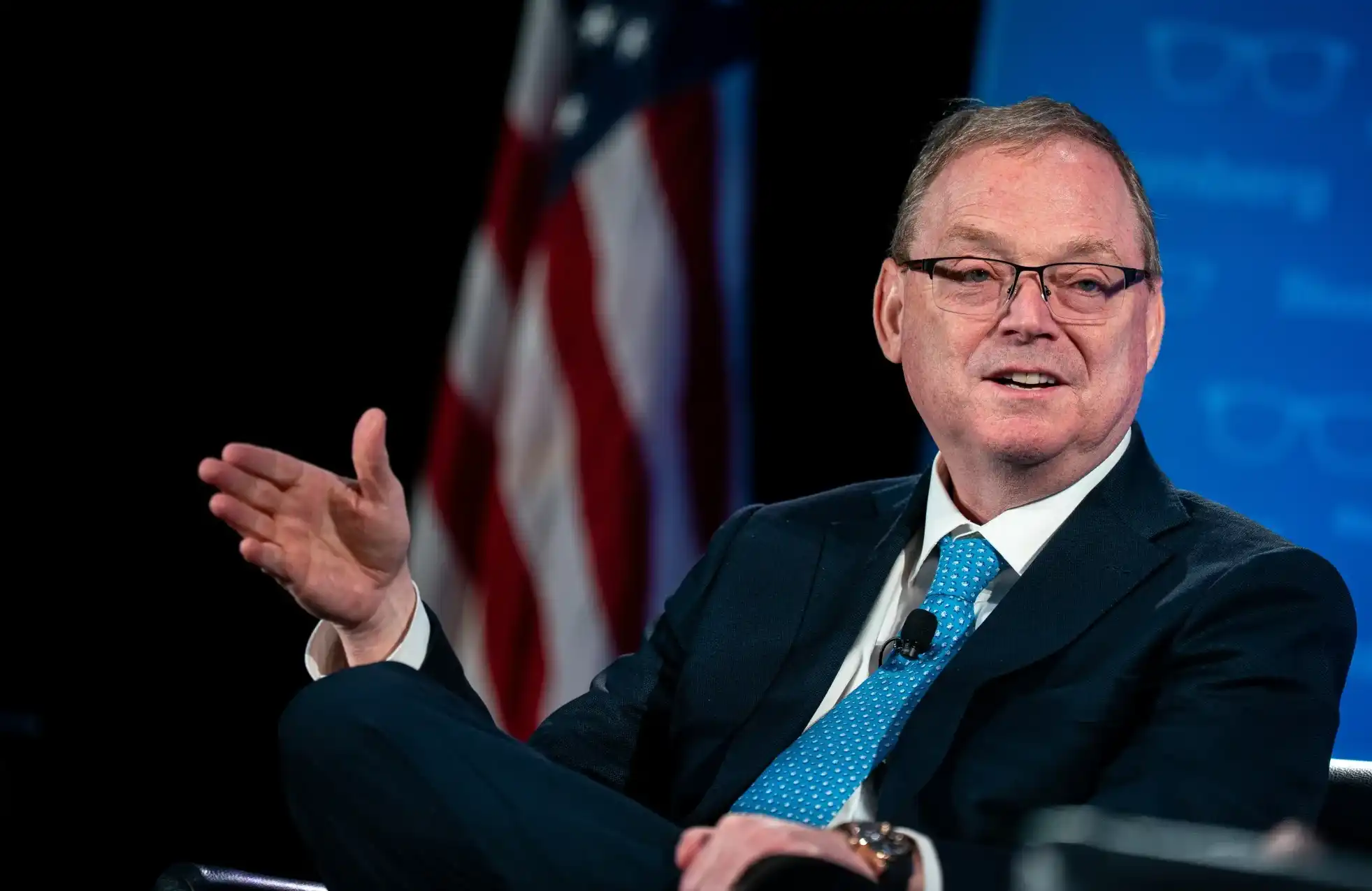 这位持有百万Coinbase股票的经济顾问，或将执掌美联储