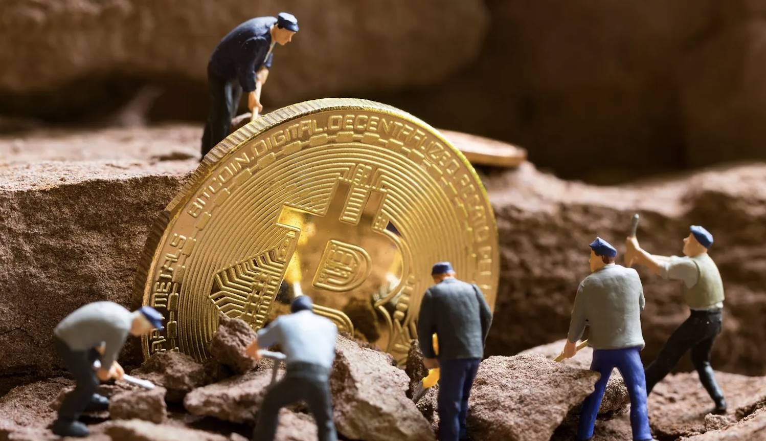 美国 AI 的 B 面：给中国比特币矿主「打工」