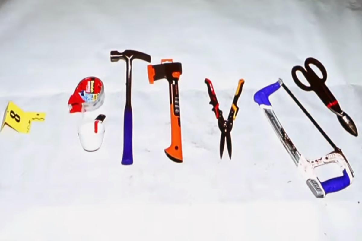 沾满血迹的钢锯和锤子：布莱恩·沃尔什被指控用来肢解妻子的工具曝光