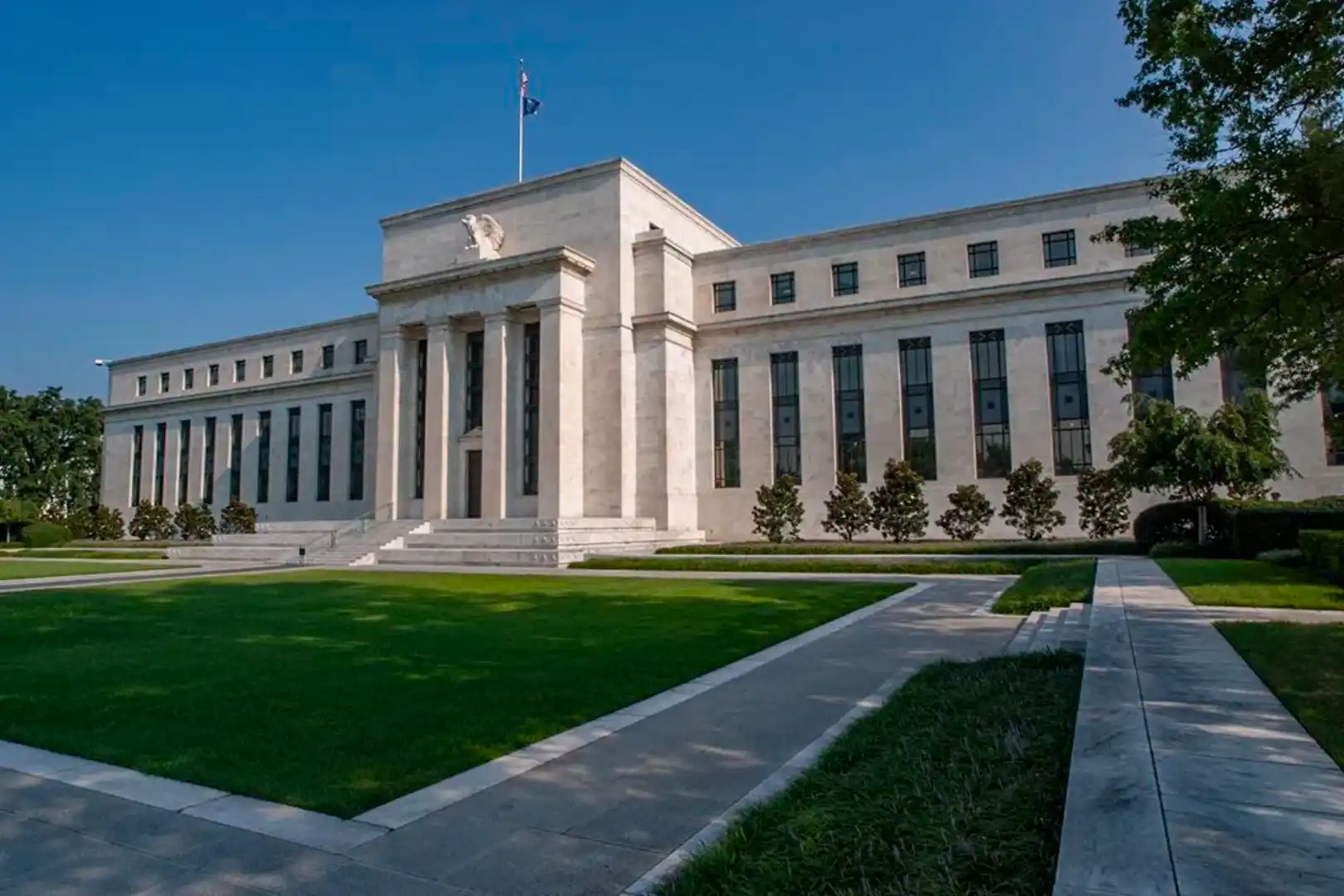 Malam Sebelum Perubahan di Fed: Wall Street Bersiap untuk Pertempuran Suku Bunga Tanpa "Powell"