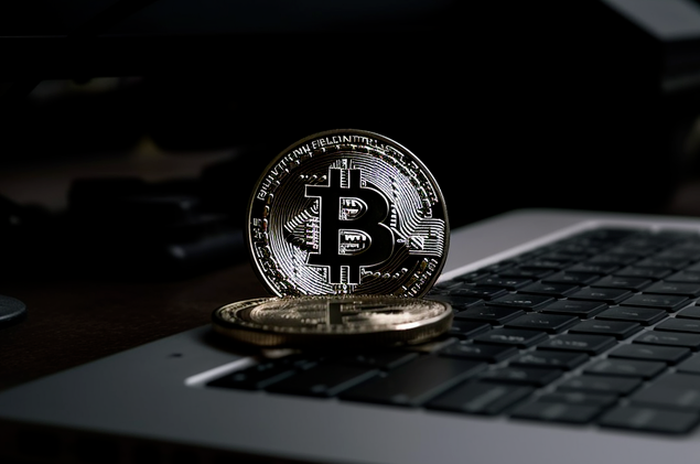 首度表态可能“卖币”，“比特币概念股龙头”MSTR盘中一度暴跌12%