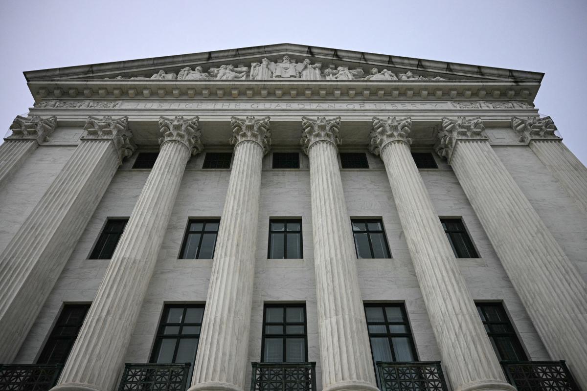 Tòa án Tối cao ra tín hiệu ủng hộ việc ông Trump sa thải thành viên hội đồng cơ quan liên bang độc lập