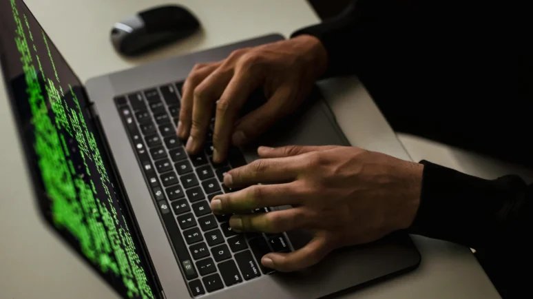 Más de 300.000 Bitcoin del Gobierno de EE.UU. en Riesgo Tras Presunto Robo Interno que Expone Fallas en la Custodia