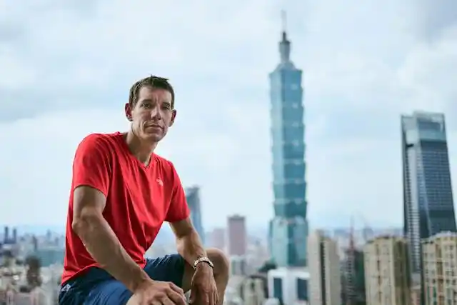 The Guy Who Free-Solo Climbed Taipei 101 Yesterday Is a Spokesperson for a Trading Software