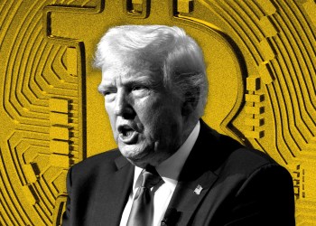 Thượng Nghị Sĩ Thúc Giục Cơ Quan Quản Lý Ngân Hàng Chặn Giấy Phép Crypto Liên Quan Đến Trump