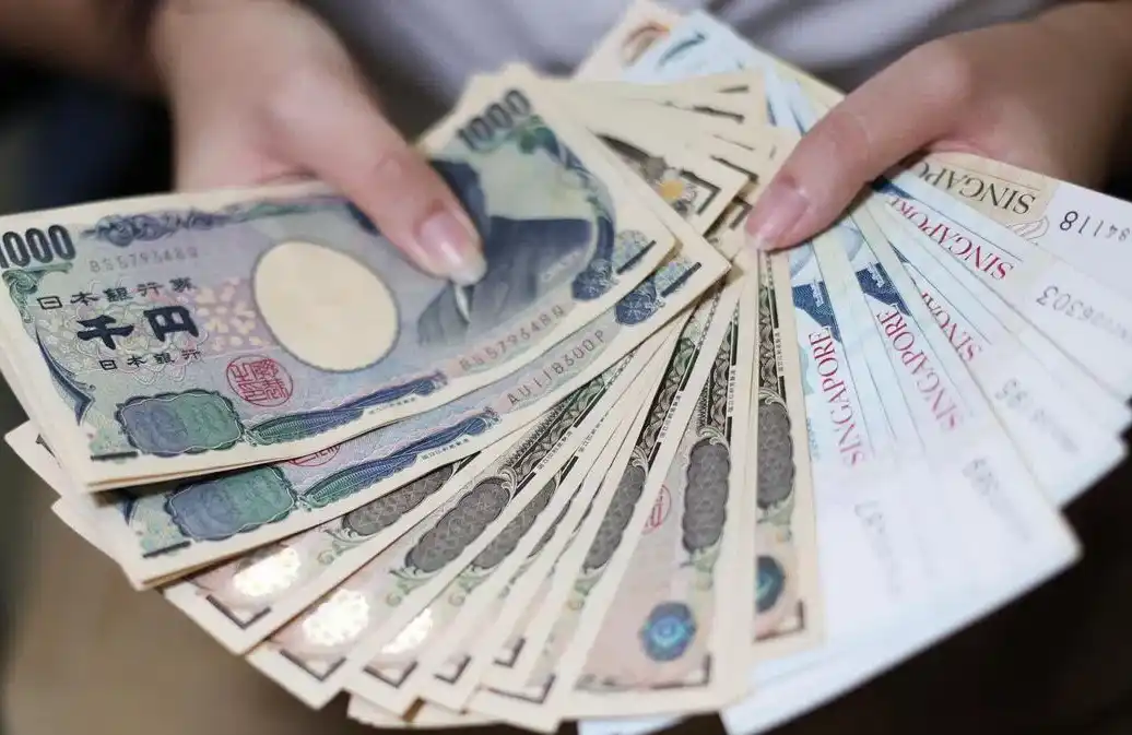 Kelemahan Yen Sentuh Batas Inflasi: Bank Sentral Jepang Mungkin Terpaksa Naikkan Suku Bunga Lebih Awal