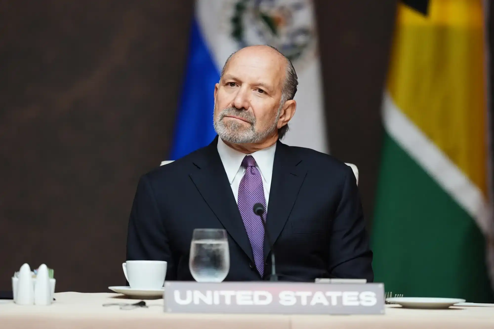 一笔未公开贷款，撕开美商务部长与 Tether 的利益纽带