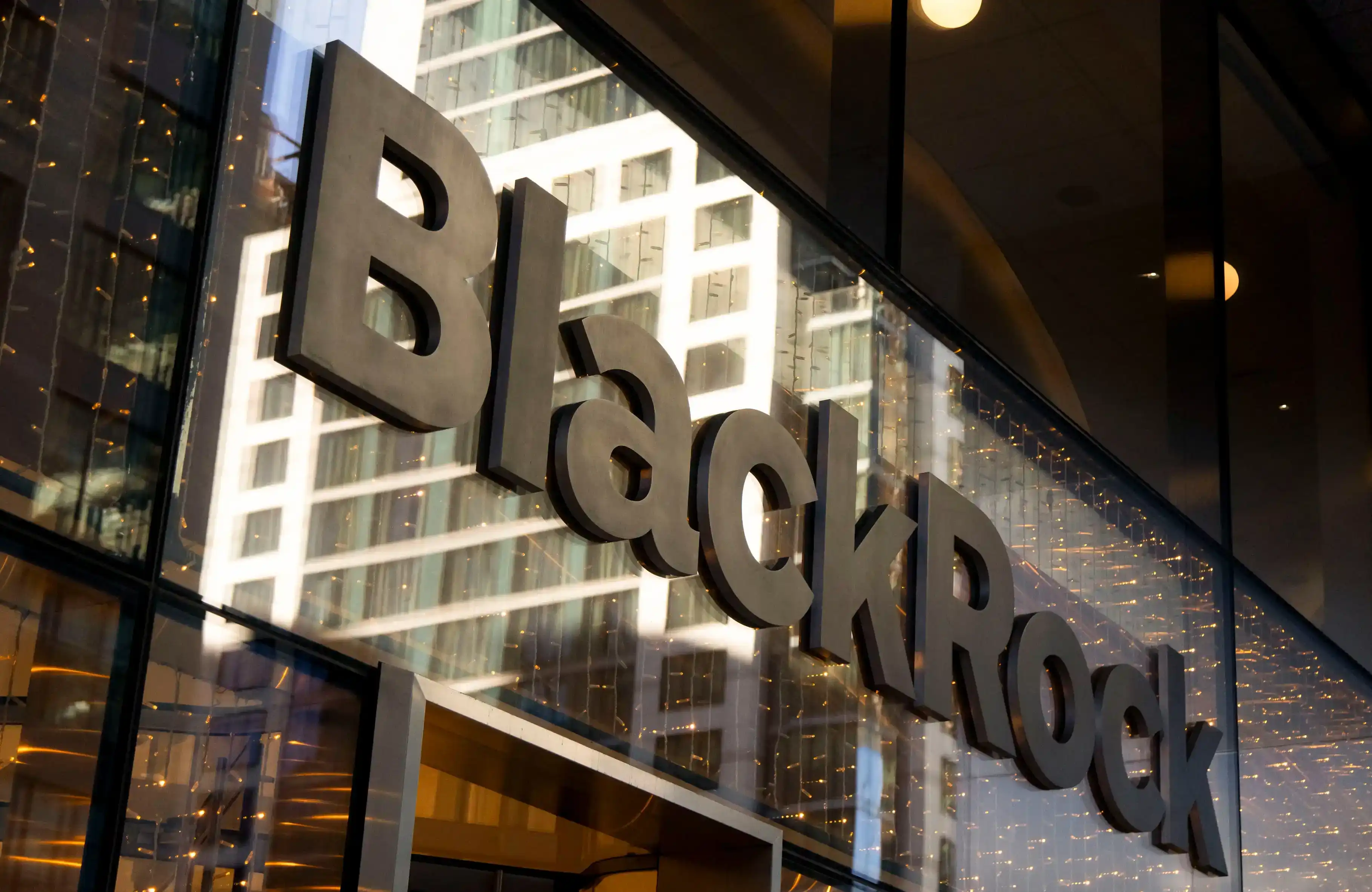 贝莱德CEO的年度股东信：华尔街如何靠AI与国民养老金继续赚钱？