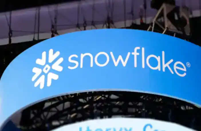 Snowflake's stock price surges 33%, AI infrastructure expands from chips to the data layer