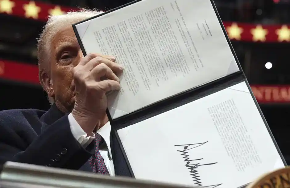 Trump's 43 Minutes: The Strongman Narrative Unravels, the Media War Escalates