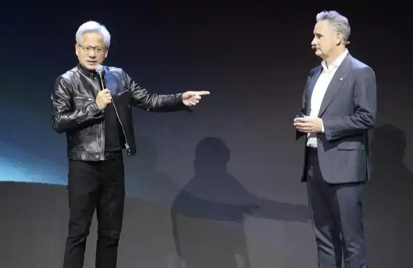 黄仁勋、Marvell CEO同台对谈：未来AI拼的不是算力是「连接」