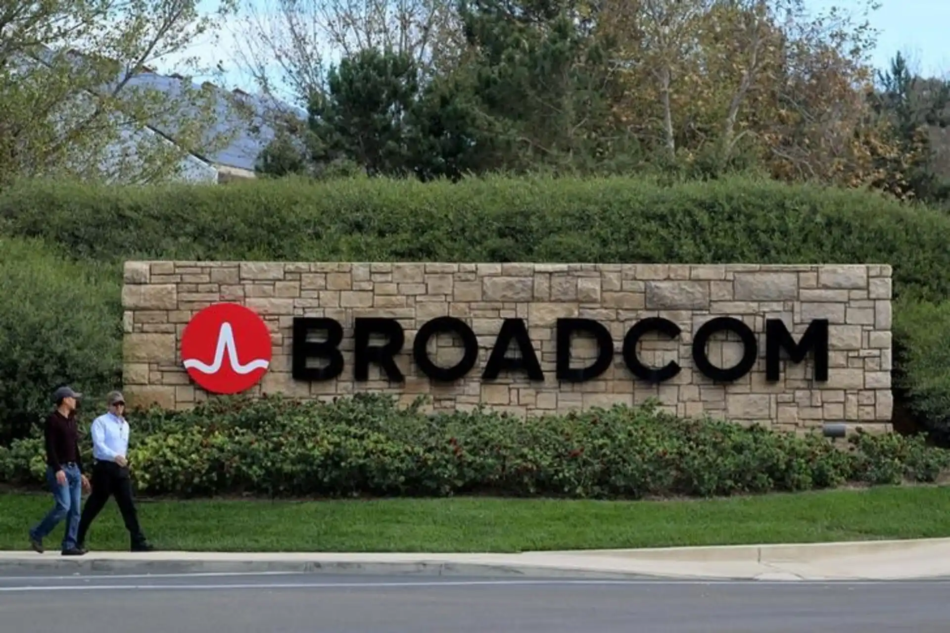 Broadcom's Q3 Guidance Misses Expectations by $12 Billion, After-Hours Trading Plummets Over 13%, AI Narrative "Cooling"?