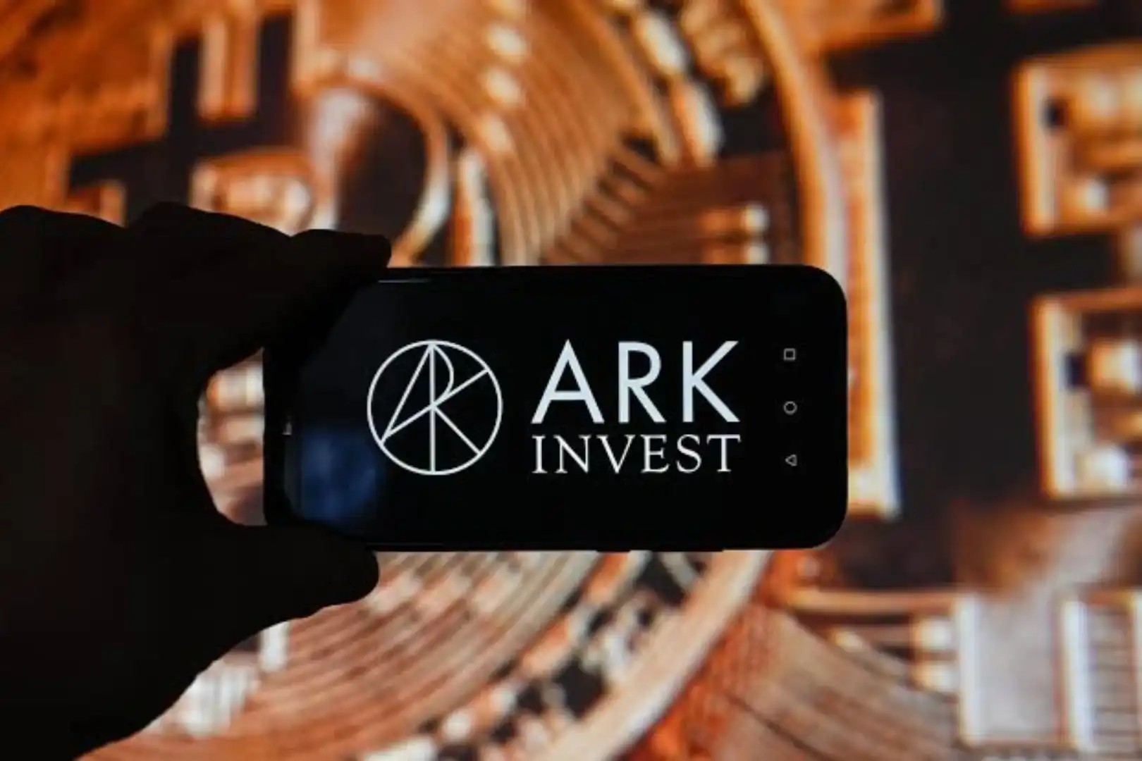 ARK Membeli Saham Perusahaan Konsep Kripto Secara Besar-besaran: Risiko Lebih Rendah, atau Beban Ganda?