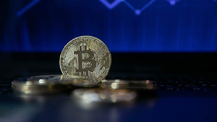 Expert Outlines Possible Scenarios for Bitcoin Movement by End of Month