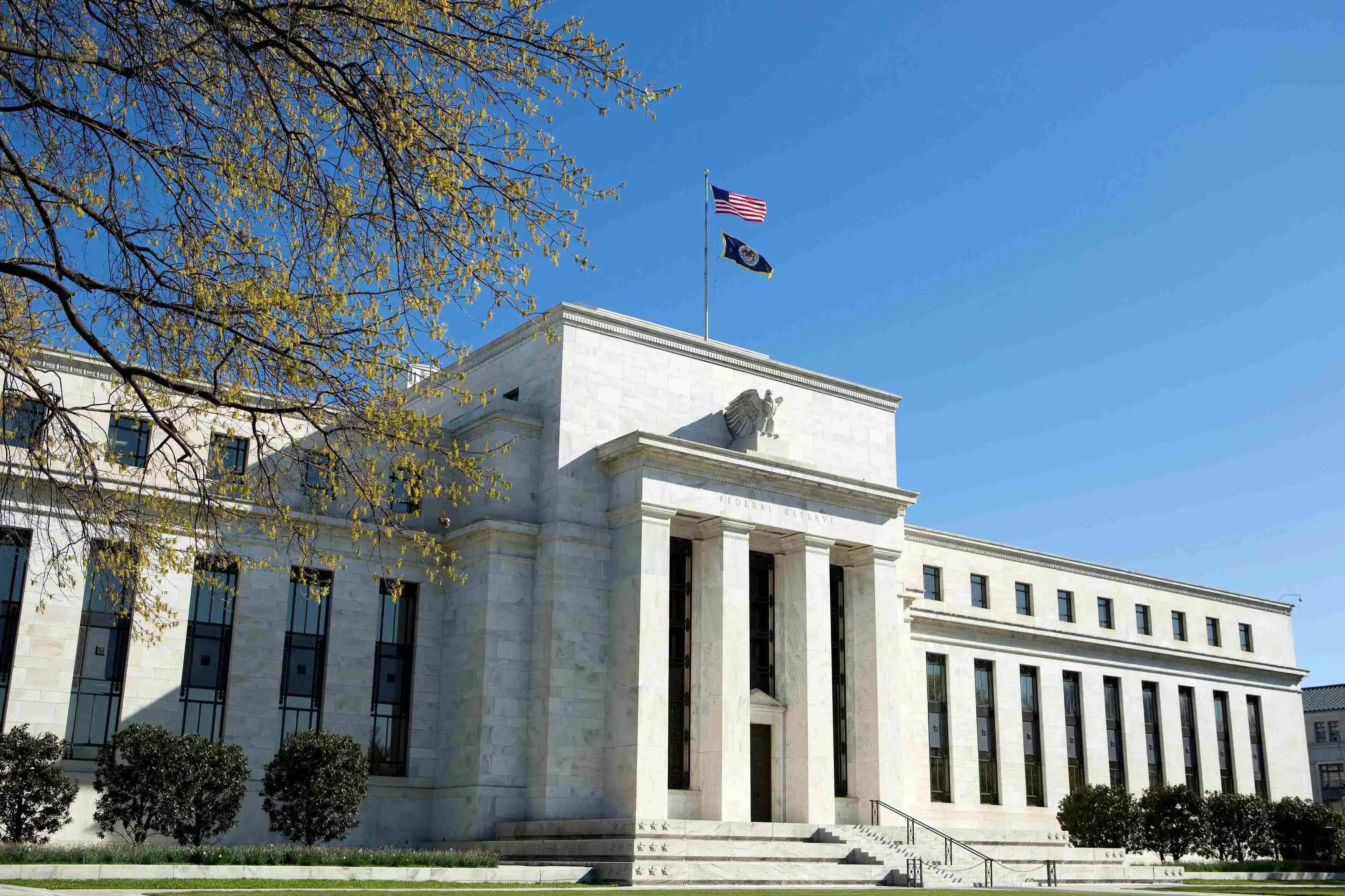 Global Markets Enter the 'Turbulent Summer': Beware of the Fed Shift, Yen Crisis, and Earnings Season Test