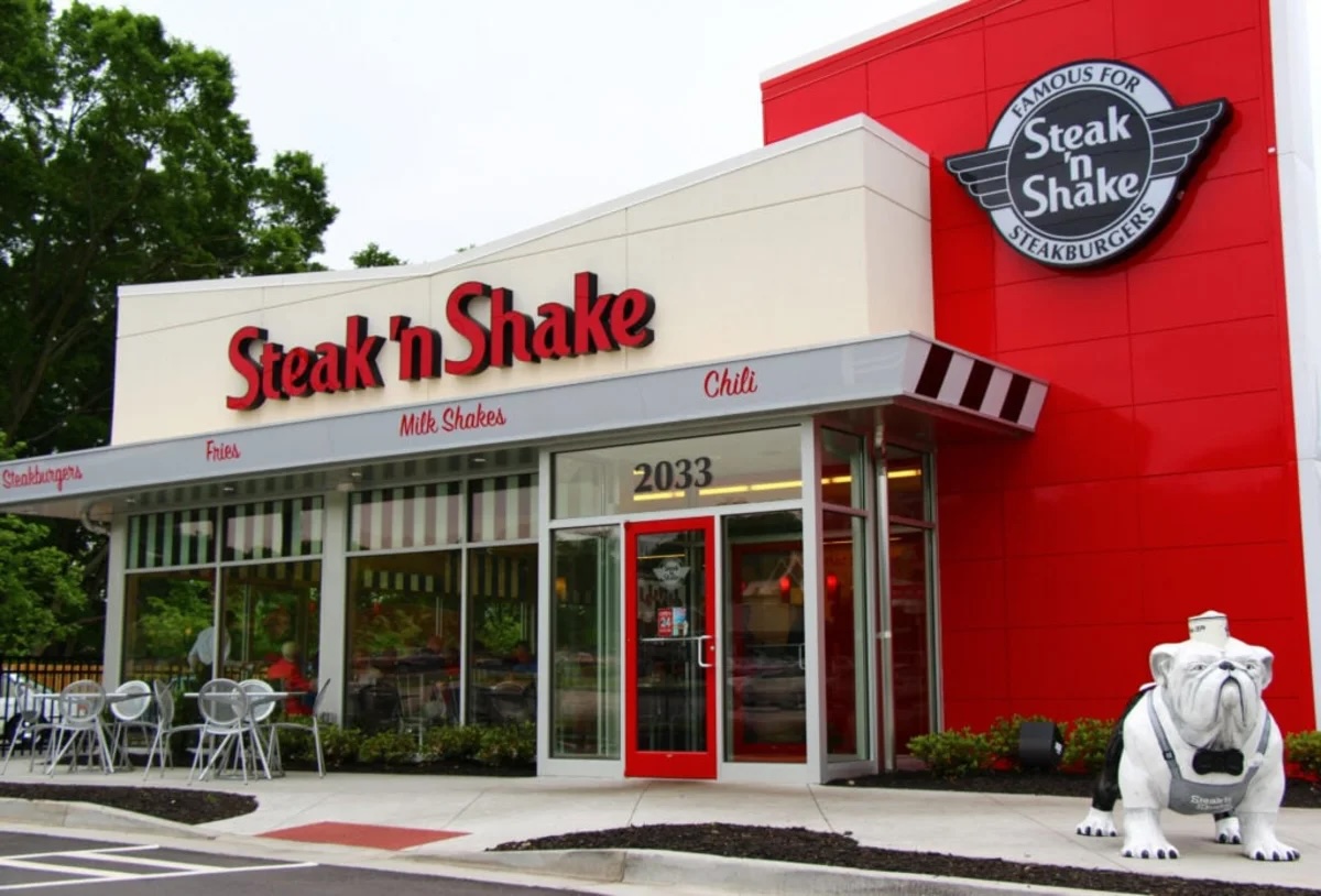 Revenue Soars 16%, Restaurant Chain Credits Bitcoin: Real Growth or PR Stunt?