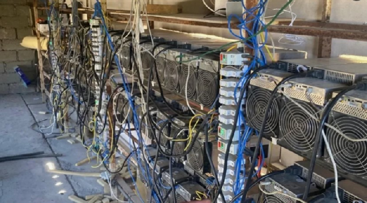 Un Russe a caché une ferme de cryptomonnaie dans un bâtiment agricole près de sa maison