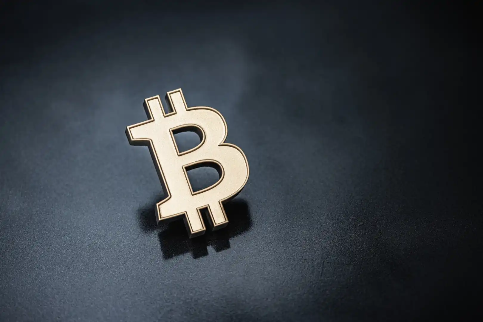 Wells Fargo et JPMorgan achètent plus de 10 000 BTC en un seul trimestre : qui ramasse discrètement des jetons pendant le marché baissier ?