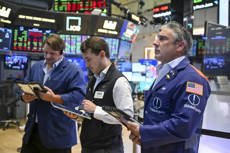 S&P 500 Returns to 7677 Points: Will NVIDIA's Earnings and PCE Determine the Next Move for SPY?