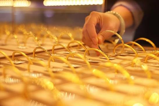 AI动量组合单周暴跌12%，高盛转向：黄金铜矿股成新宠