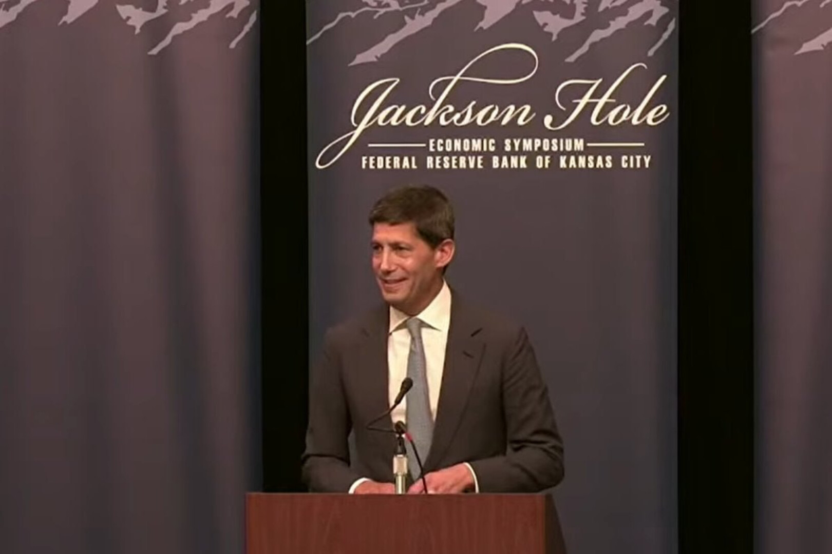 Wash's Jackson Hole Debut: Bidding Farewell to 'Forward Guidance', Reshaping Fed Discipline Amidst the Squeeze Between AI and Inflation