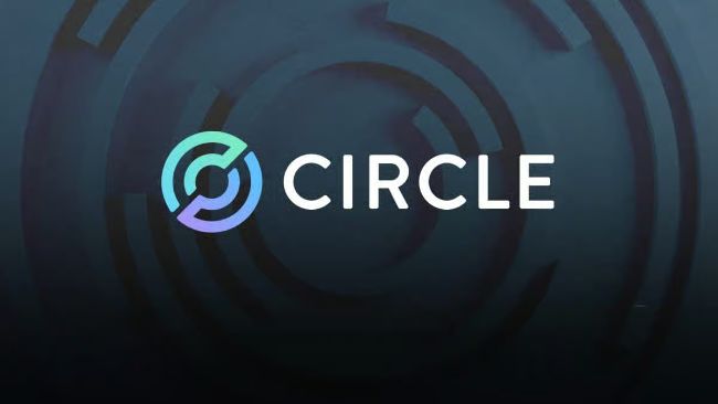Dollar-backed stablecoins capture 84% of card spending, while the share of euro-backed coins drops to 2%
