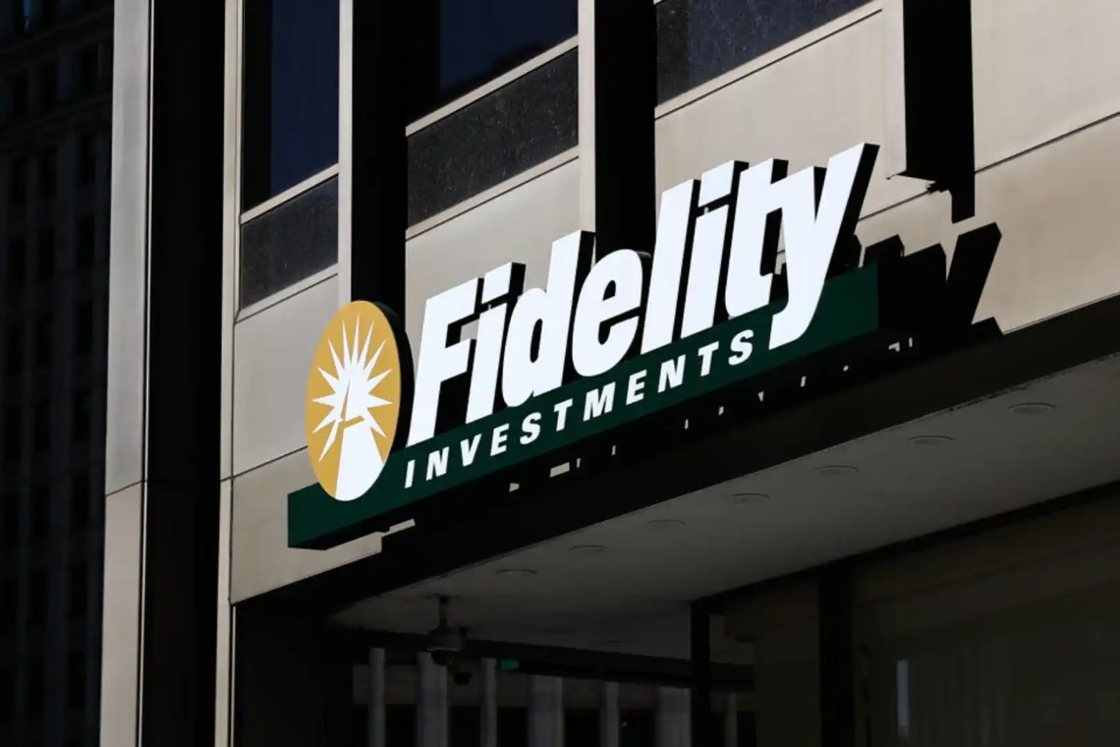 Fidelity apuesta por dividendos del staking de ETH, los pequeños ETF de Ethereum se enfrentan a una situación de vida o muerte