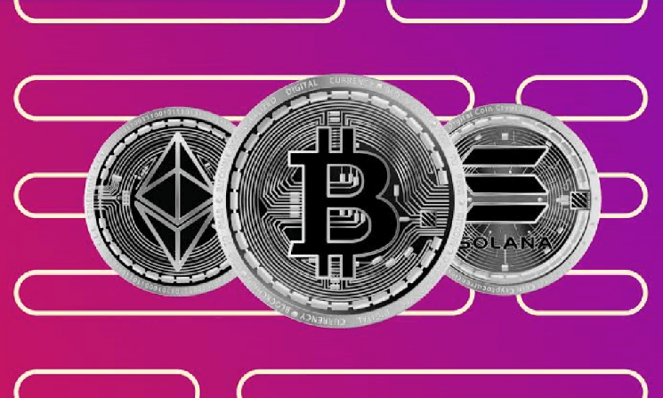 Bitcoin Holds $79,000, Ethereum and Solana Decline as Traders Lock in Weekly Gains