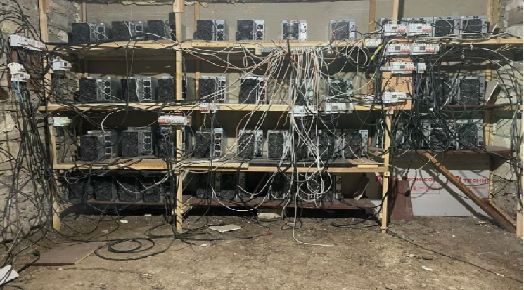 Un ancien camp de vacances transformé en ferme de crypto-monnaie secrète