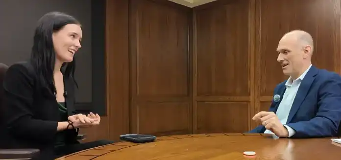 Entrevista al presidente de la Fed de Chicago, Goolsbee: La lucha entre los datos duros y la percepción pública, el desacople del consumo y la preocupación por el sobrecalentamiento de la infraestructura de IA