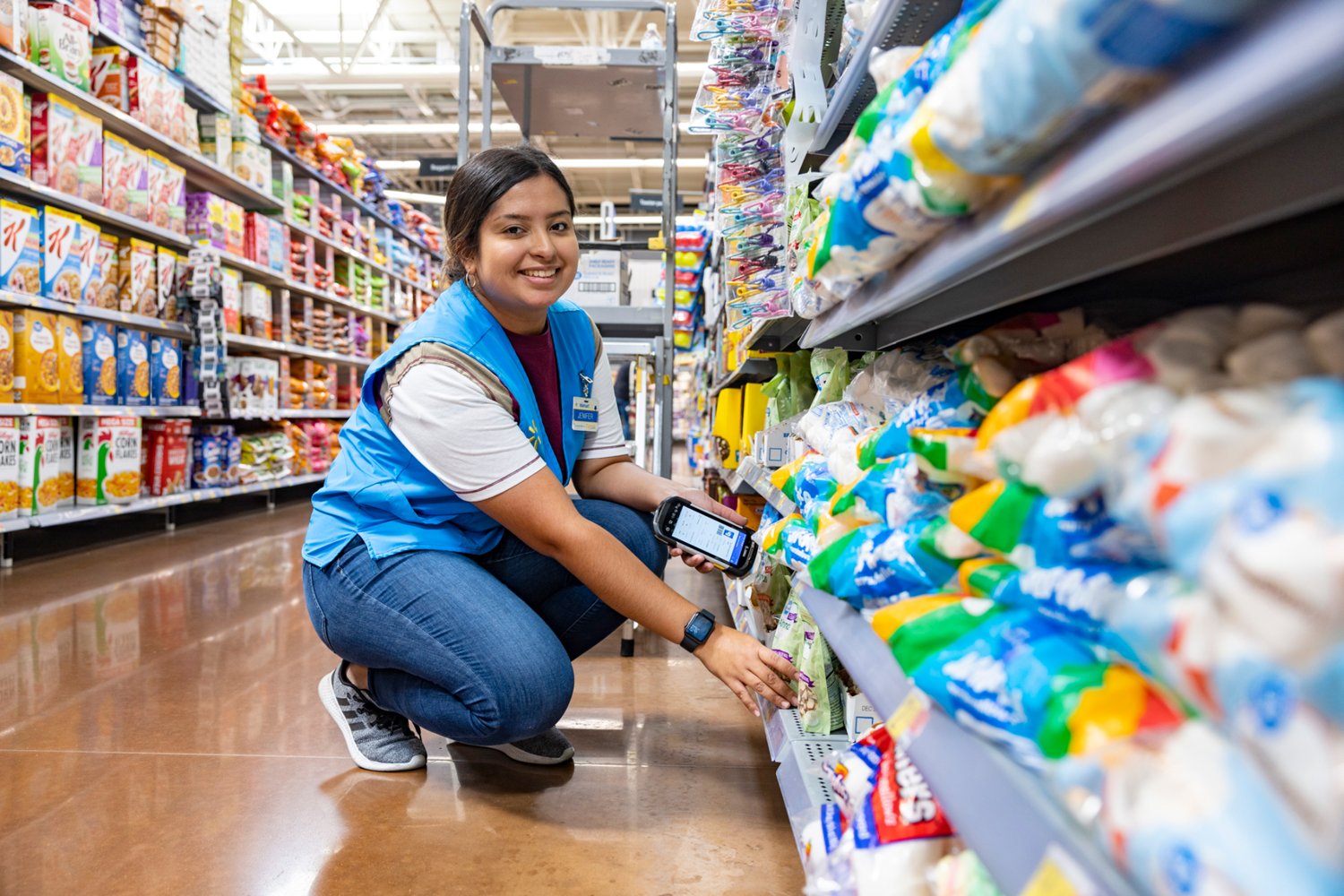 Walmart Rises Against Market Trend: Can the Defensive Logic of Inflation Beneficiary Withstand Cost Pressure?