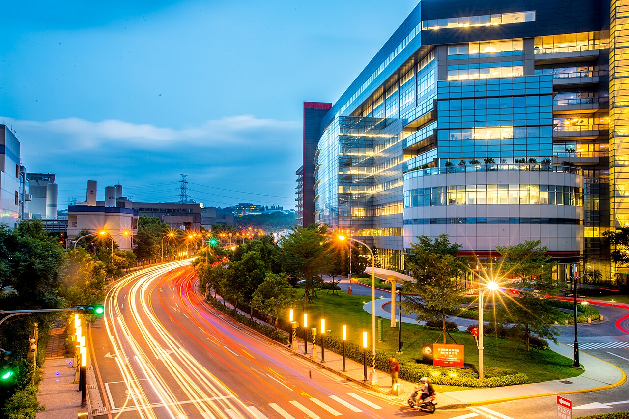 TSMC Falls 7.7% in a Week While Revenue Grows 54.6%: Why Isn't the Stock Price Responding?